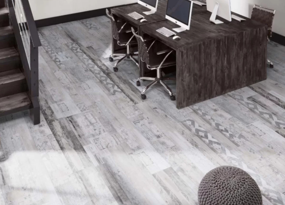 Piso Vinílico: Uma Escolha Inteligente para Ambientes Corporativos